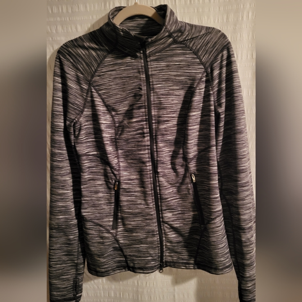 Zella full zip active jacket.  Good stretch. 2 zip pockets.  Size Medium